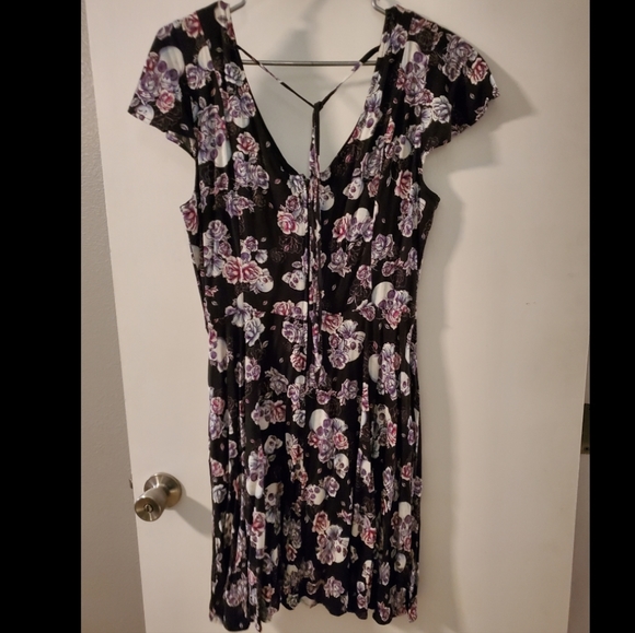 EUC Hot Topic Floral Skull Dress XL cap sleeves pockets goth summer swing skirt - Picture 3 of 4